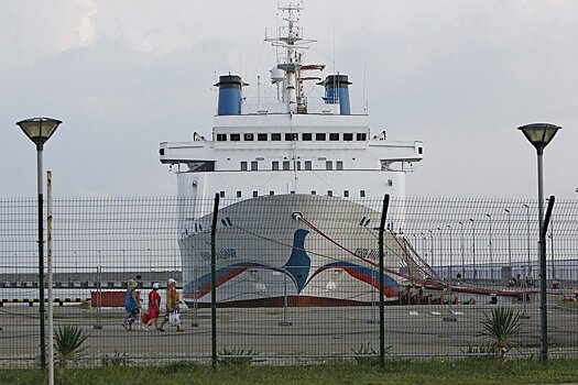 В Сочи круизный лайнер с туристами четвертые сутки не может выйти в море