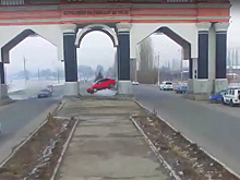 Во время фотосессии позади молодоженов об арку разбился автомобиль. Видео