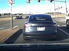 В Сети показали, как автопилот Теслы увернулся от самосвала