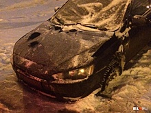 На Уралмаше машина вмёрзла в лёд из-за аварии на сетях «Водоканала»