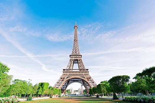 Во Франции открывается Эйфелева башня