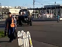 Уборка по-московски: не "глонассящие", а вакуумные тракторы