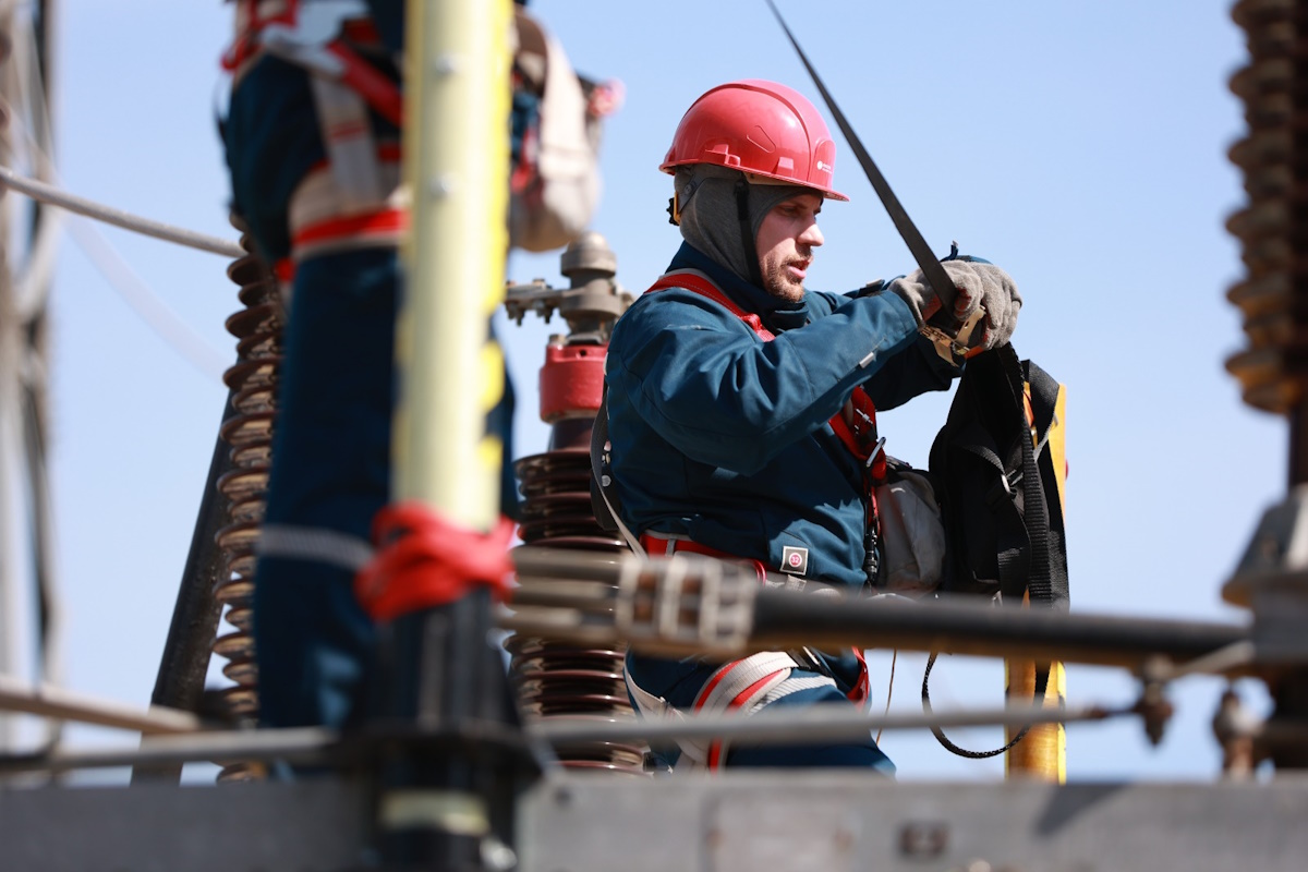 Прокуратура выявила около полусотни ветхих и требующих замены опор связи в Черкесске