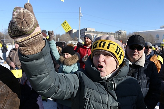 Не сожгли, но отшлёпали: в Челябинске на митинге «Стоп ГОКа» выбили ложь из политика