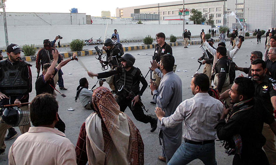 Столкновения протестующих с силами безопасности в городе Кветта
