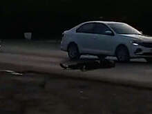 Пешеход лег посреди дороги перед проезжающими машинами в Ростове-на-Дону