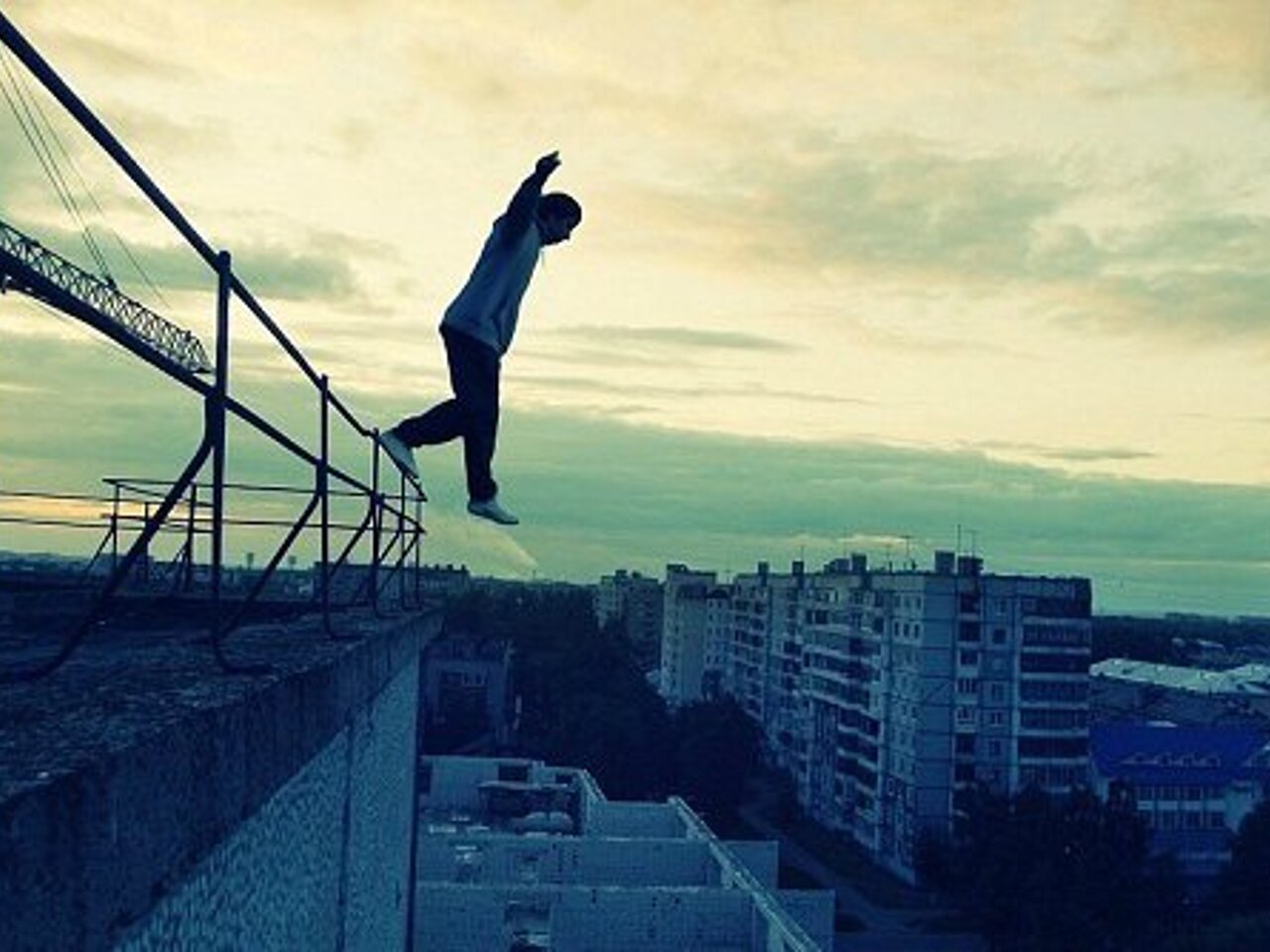 Фотосессия на крыше. Стою на крыше и сверху смотрю. Чел на крыше. Крыша небоскреба. Человек сидит на крыше ночью.