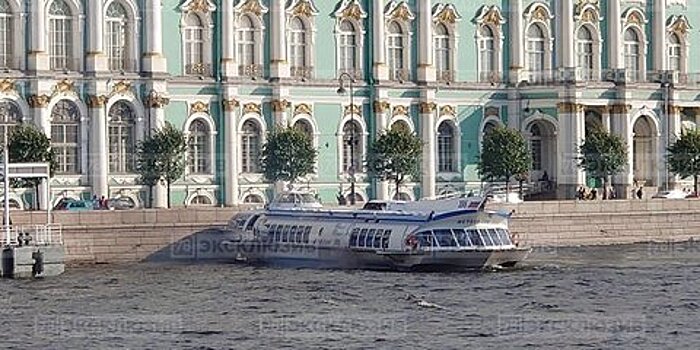 В Петербурге теплоход «Метеор» протаранил Дворцовую набережную