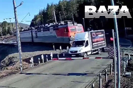 На видео попало, как поезд чудом не снес авто на переезде в Иркутской области