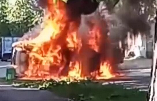 В Екатеринбурге на Уктусе сгорел Land Cruiser