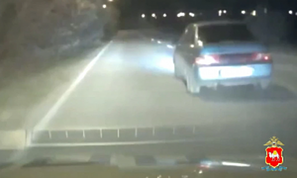 В Челябинской области госавтоинспекторы, останавливая автомобиль с нетрезым водителем, применили табельное оружие