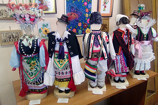 Красноярские школьницы создали коллекцию нарядов более ста народов мира