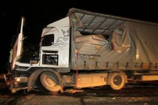В Переславском районе на трассе М-8 не смогли разъехаться два грузовика