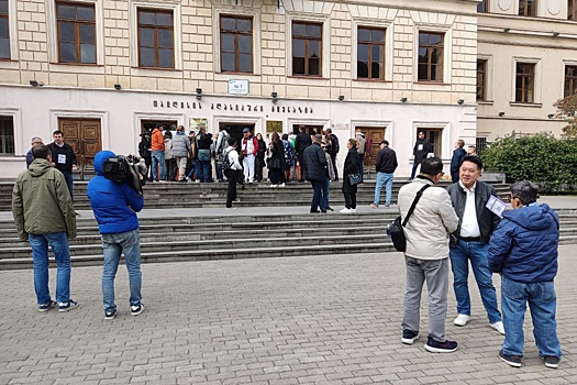 К середине дня избиратели в Грузии активнее пошли на выборы