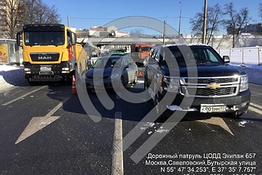 Два автомобиля столкнулись на Бутырской улице в Москве