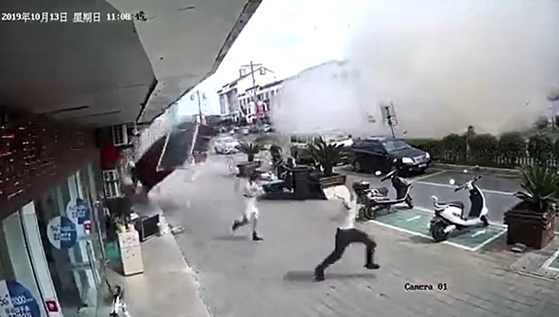 Взрыв газа, унесший девять жизней в китайском ресторане, попал на видео