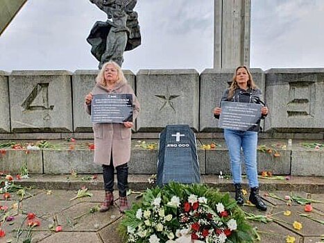 Полиция Латвии начала расследование инцидента 7 мая, когда националисты принесли гроб к памятнику советским воинам