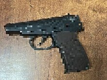 Мужчина гулял по ТЦ с пистолетом