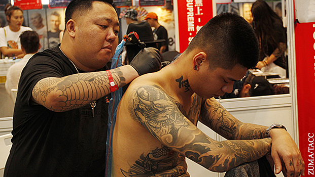 Китайский таксистов обязали избавиться от тату ради женщин и детей