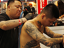 Китайский таксистов обязали избавиться от тату ради женщин и детей