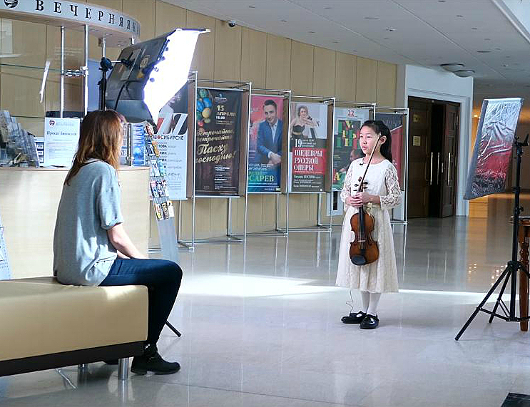 Видео: британская «Принцесса скрипки» похвалила оркестр и пельмени в Новосибирской филармонии