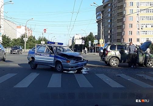 В Екатеринбурге наказали силовика, который устроил серьезную аварию, когда гнал на тревожный вызов