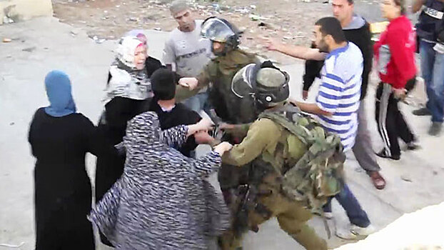 Мать попыталась помешать израильским солдатам арестовать ребенка