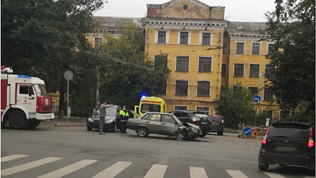 На Октябрьском проспекте автоледи на «Лексусе» устроила тройное ДТП