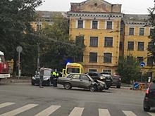 На Октябрьском проспекте автоледи на «Лексусе» устроила тройное ДТП