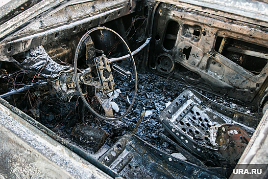 На трассе Пермь-Екатеринбург после ДТП с большегрузом сгорел автомобиль