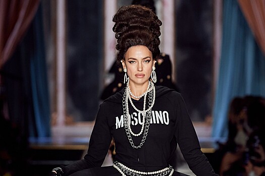 Платья-торты, высокие парики и сюртуки с жабо: смотрим коллекцию Moschino, посвященную эпохе Марии-Антуанетты