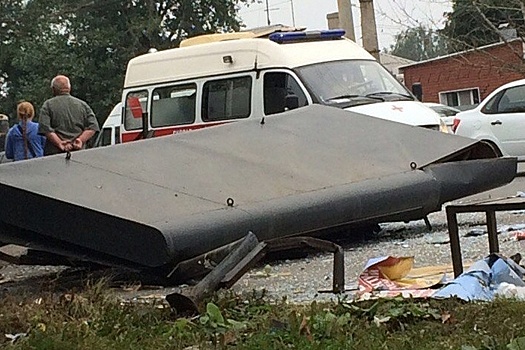 Иномарка на полном ходу снесла остановку в Челябинске