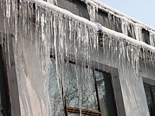 В Мурманске наледь с крыши упала на ребенка