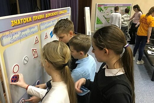 Зеленоградские сотрудники ГИБДД поздравили юных инспекторов дорожного движения