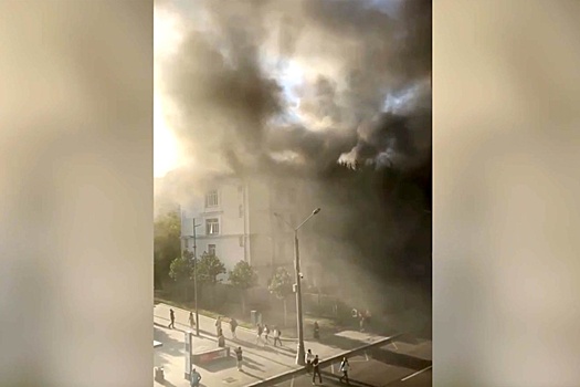 Пожарные тушат возгорание в многоэтажке в центре Москвы