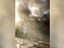 Пожарные тушат возгорание в многоэтажке в центре Москвы