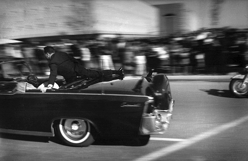 Секунды спустя после выстрела, ставшего фатальным для Джона Ф. Кеннеди