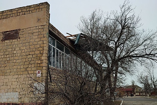 В Каспийске ветер повредил крыши двух школ