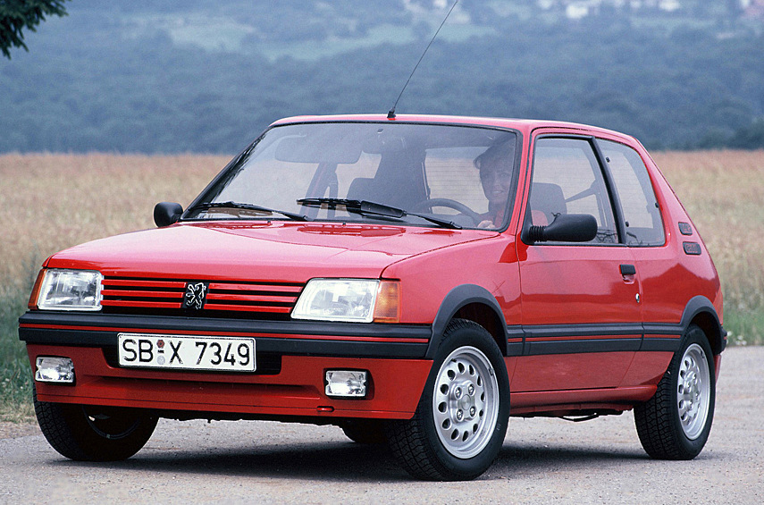 Peugeot 205 GTI. Маркировка GTI неразрывно ассоциируется с «горячими» Volkswagen Golf, хотя маленький Peugeot в своё время сделал для её популяризации очень многое! Спорткар вооружён 106-сильной «четвёркой» объёмом 1,6 литра, при этом весил всего 900 кг и набирал сотню за 8,5 секунд. На прямой 205 GTI не был мальчиком для битья и особенно ярко раскрывался в виражах благодаря отлично настроенному шасси и рулевому управлению.