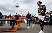 Футбол на теннисном столе: Рональдиньо и Окоча сыграли в парке Кубка конфедераций в Казани