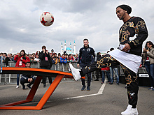 Футбол на теннисном столе: Рональдиньо и Окоча сыграли в парке Кубка конфедераций в Казани