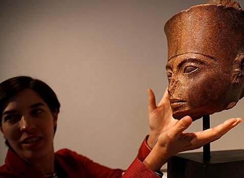 Египет попросил Интерпол вернуть проданный на аукционе бюст Тутанхамона