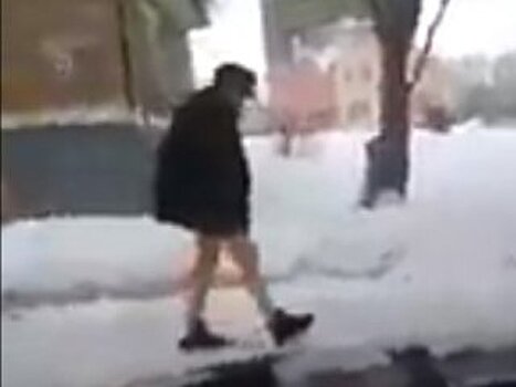 В Башкирии по улице ходил полуголый мужчина (ВИДЕО)