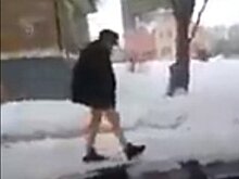 В Башкирии по улице ходил полуголый мужчина (ВИДЕО)