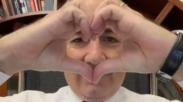 Пашинян на видео показал сердечко под песню Макана о любви