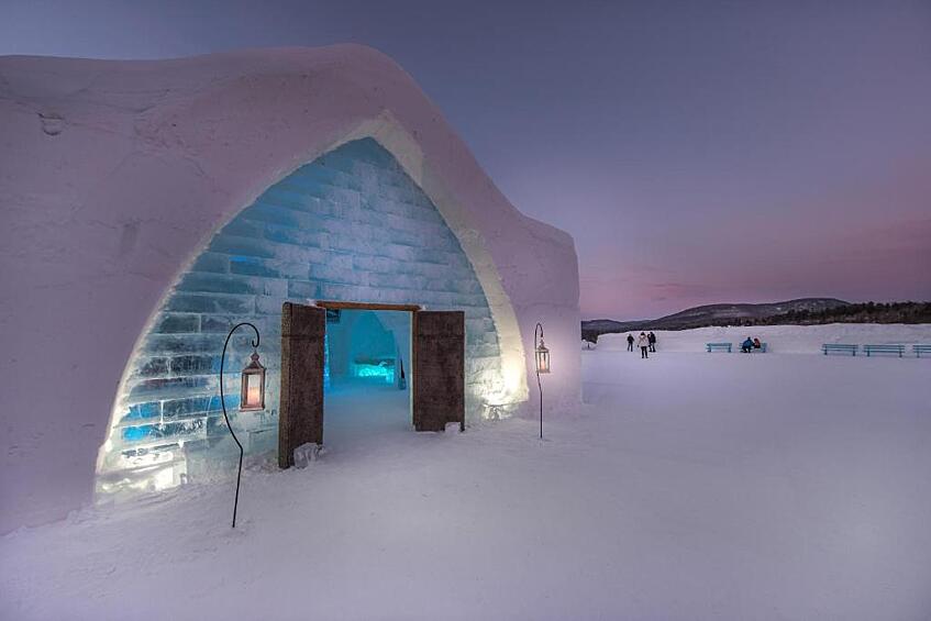 В Канаде первая ледяная гостиница «Hotel de Glace» появилась в 2001 году недалеко от Квебека. Она принимает постояльцев с января по март. 