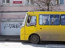 В Челябинске из маршрутки выпала школьница - водителя ищут
