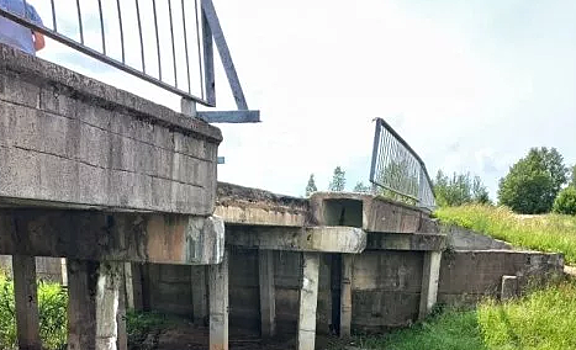 В Куньинском районе частично обрушился мост через реку Кадосница