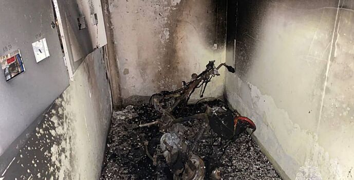 Жильцов многоэтажки в Новочеркасске эвакуировали из-за горящего скутера