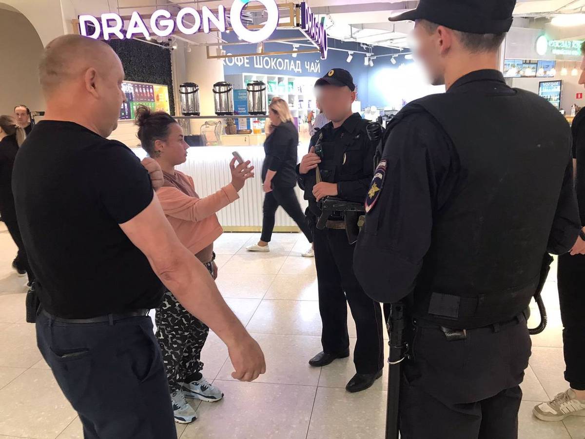 Посетительница фудкорта прокусила руку охраннику в Москве